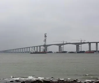 Notre tuyau de pompe &agrave; b&eacute;ton ultra r&eacute;sistant &agrave; l'usure est joint &agrave; la construction du pont du d&eacute;troit de Pingtan pour le transport de b&eacute;ton &agrave; haute r&eacute;sistance
